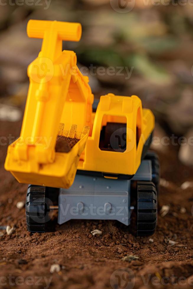 escavatore giocattolo in miniatura foto