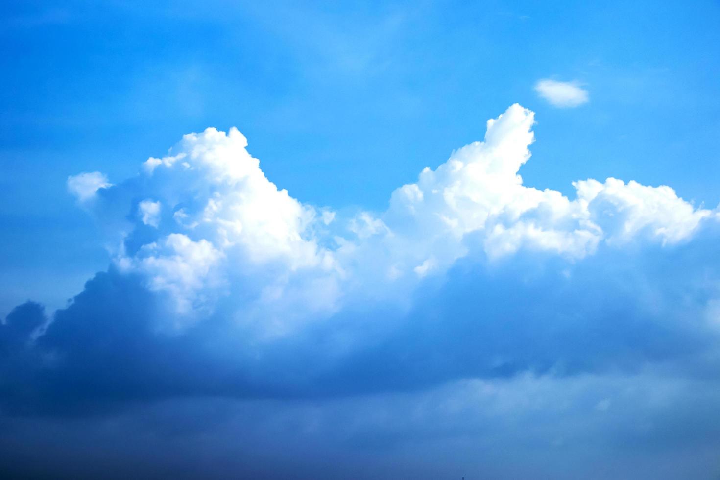 scatto panoramico di un bellissimo paesaggio di nuvole contro il cielo blu foto