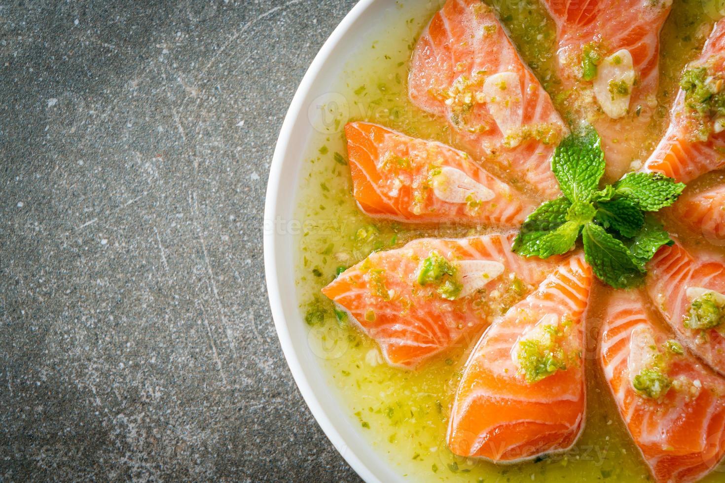 salmone piccante in salsa di insalata di mare foto