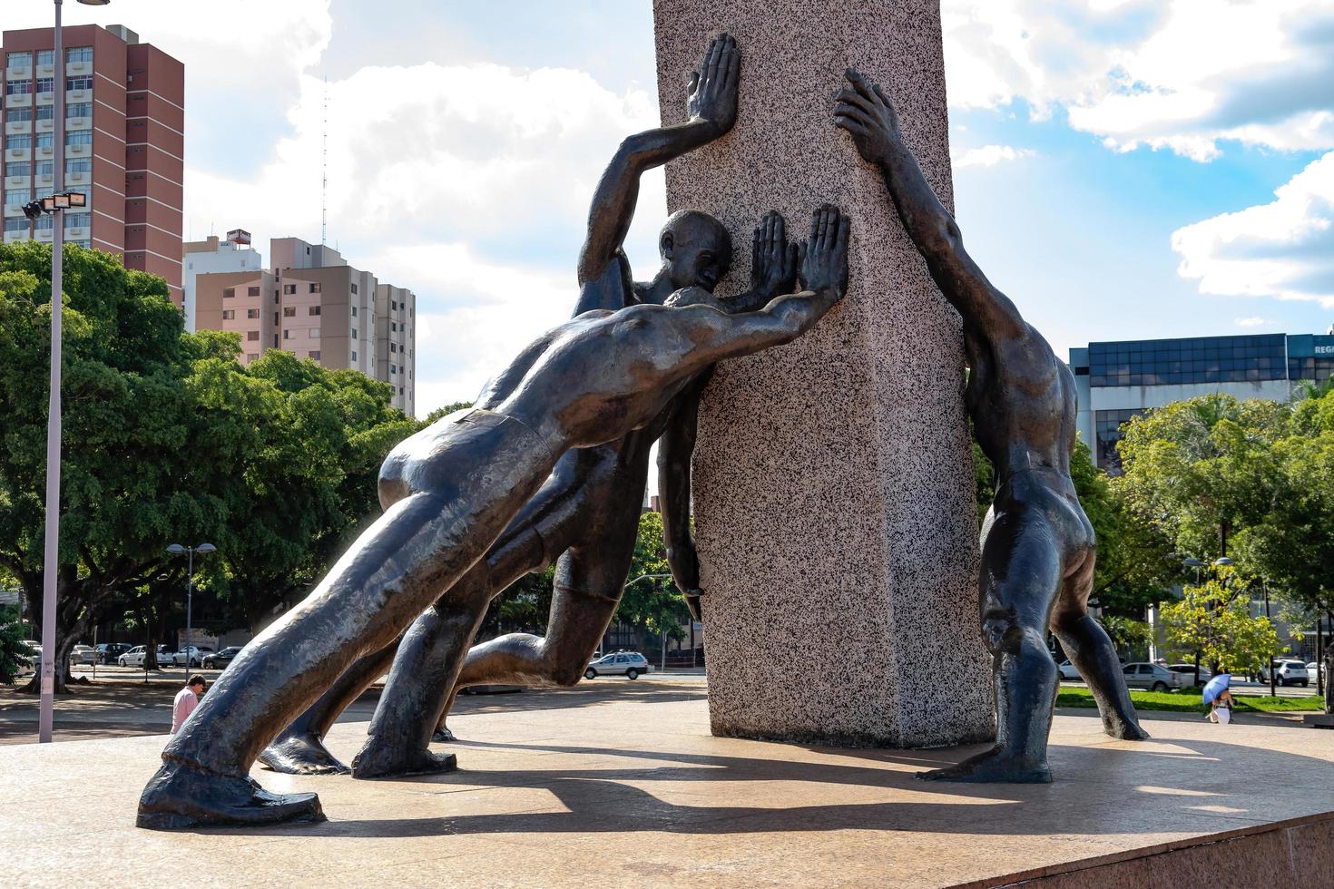 goiania, goias, brasile, 2019 - monumento alle tre razze foto