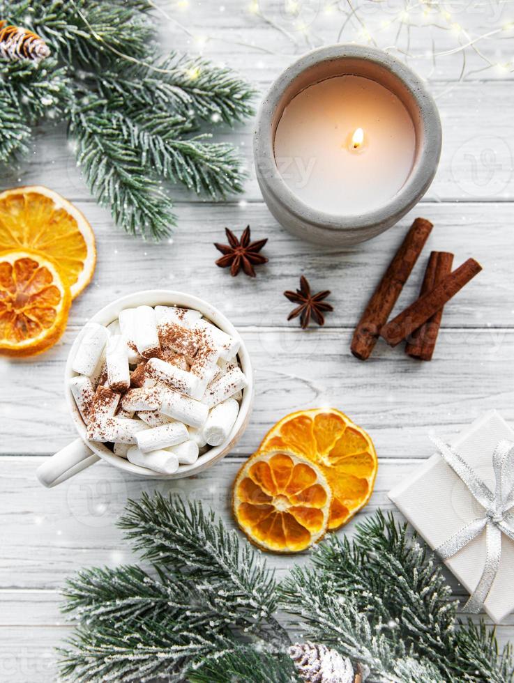 composizione natalizia con cioccolata calda e decorazioni foto