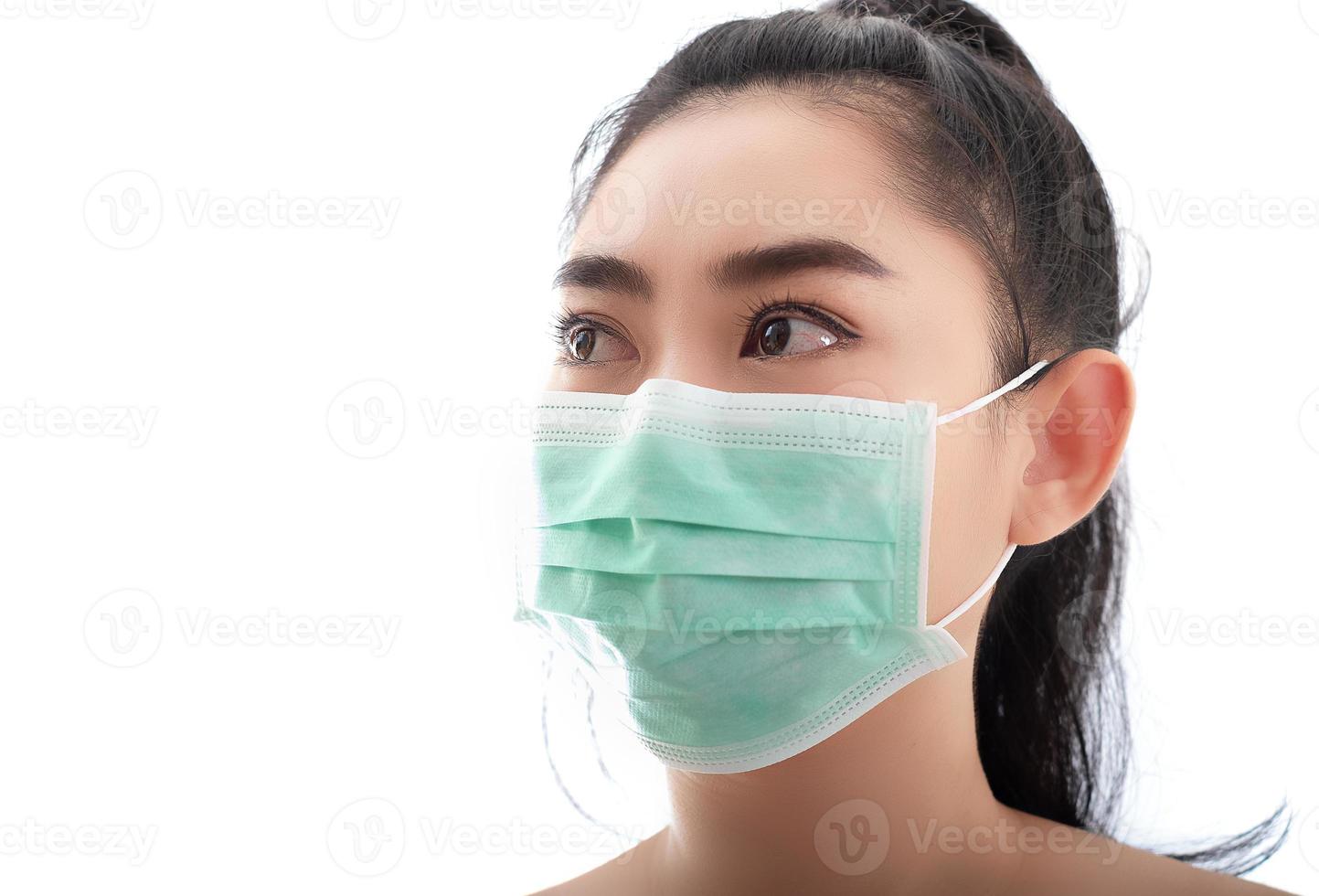 bella giovane donna asiatica che indossa una maschera medica per proteggersi dalle malattie respiratorie trasportate dall'aria come l'influenza covid-19 pm2.5 polvere e smog, concetto di infezione da virus della sicurezza delle donne foto