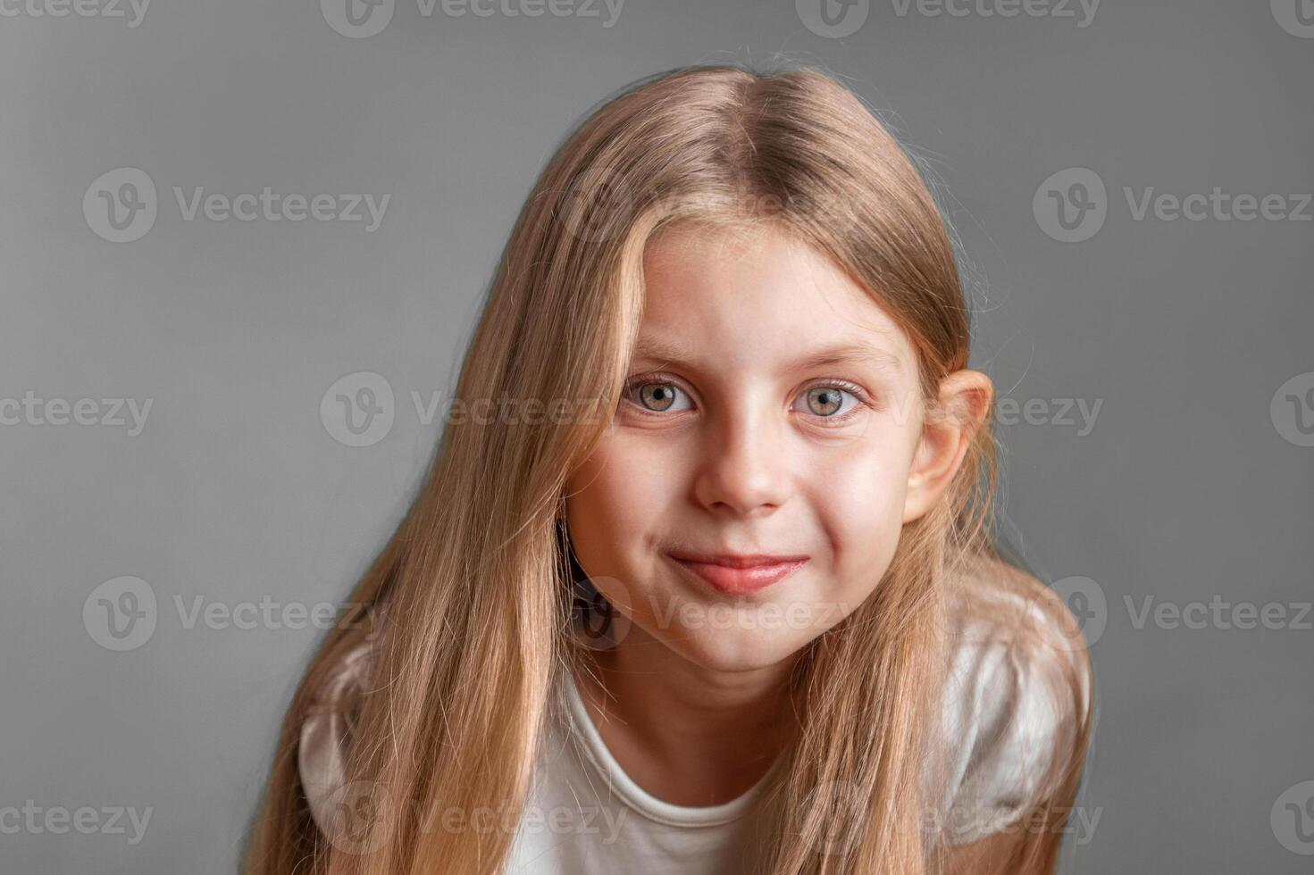 ritratto di carino poco ragazza con lungo leggero capelli foto