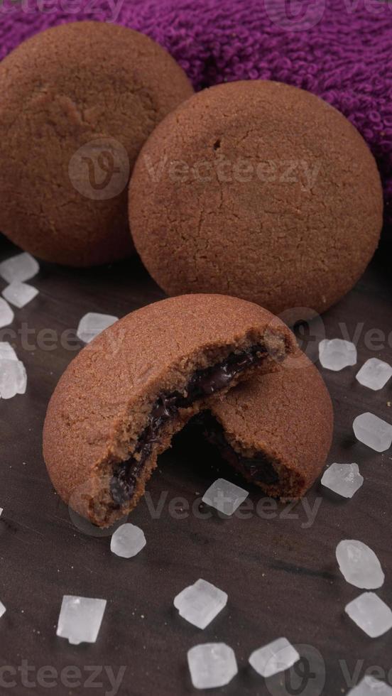 impilare i biscotti gustosi e al cioccolato su uno sfondo bellissimo. foto