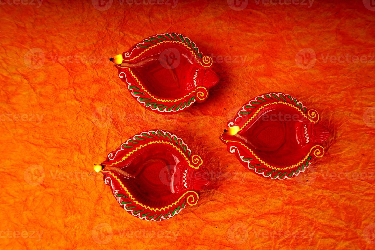 felice diwali - lampade diya accese durante la celebrazione del diwali. lanterne colorate e decorate si accendono di notte in questa occasione con rangoli di fiori, dolci e regali. foto