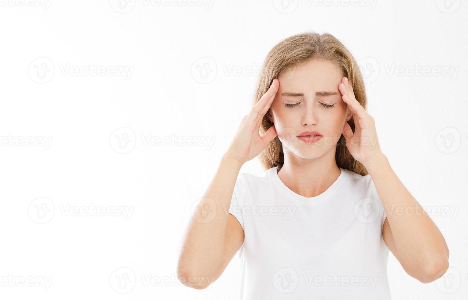 donna caucasica esausta stressata che ha un forte mal di testa da tensione. ritratto di ragazza malata che soffre di emicrania alla testa, sensazione di pressione e stress. dolore e salute. copia spazio. foto