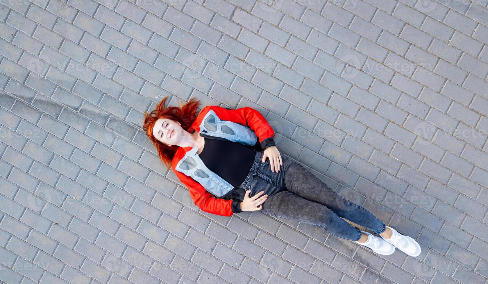 un' donna nel un' rosso giacca in piedi su un' marciapiede. un' donna nel un' rosso giacca è in piedi su un' marciapiede foto