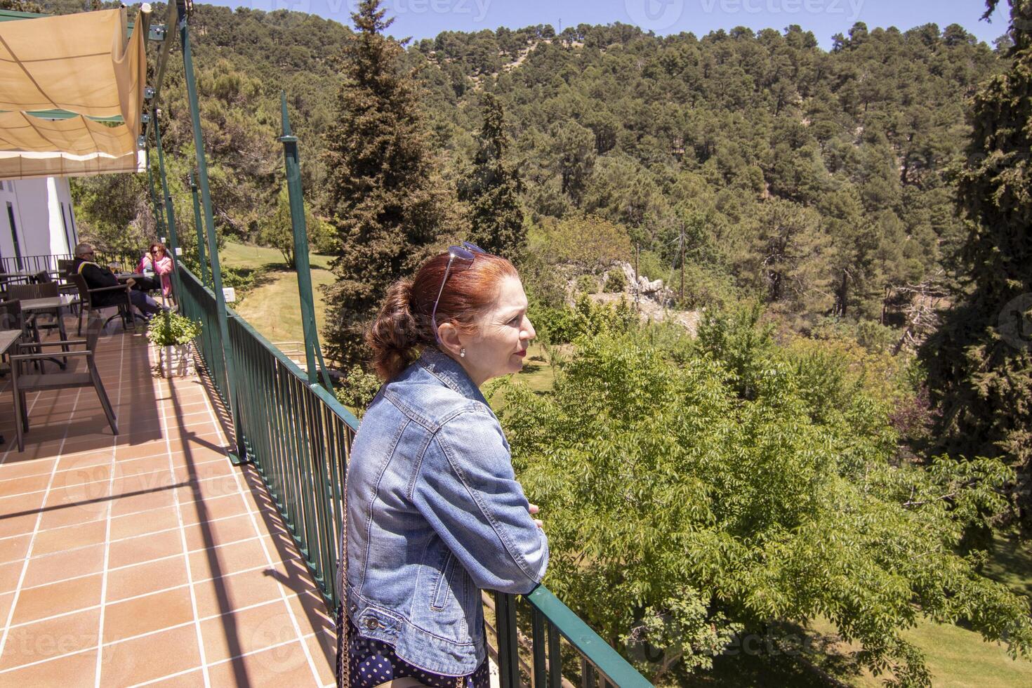 caucasico maturo donna Guardando il bellissimo natura di il sierra de cazorla, jaen, Spagna. foto