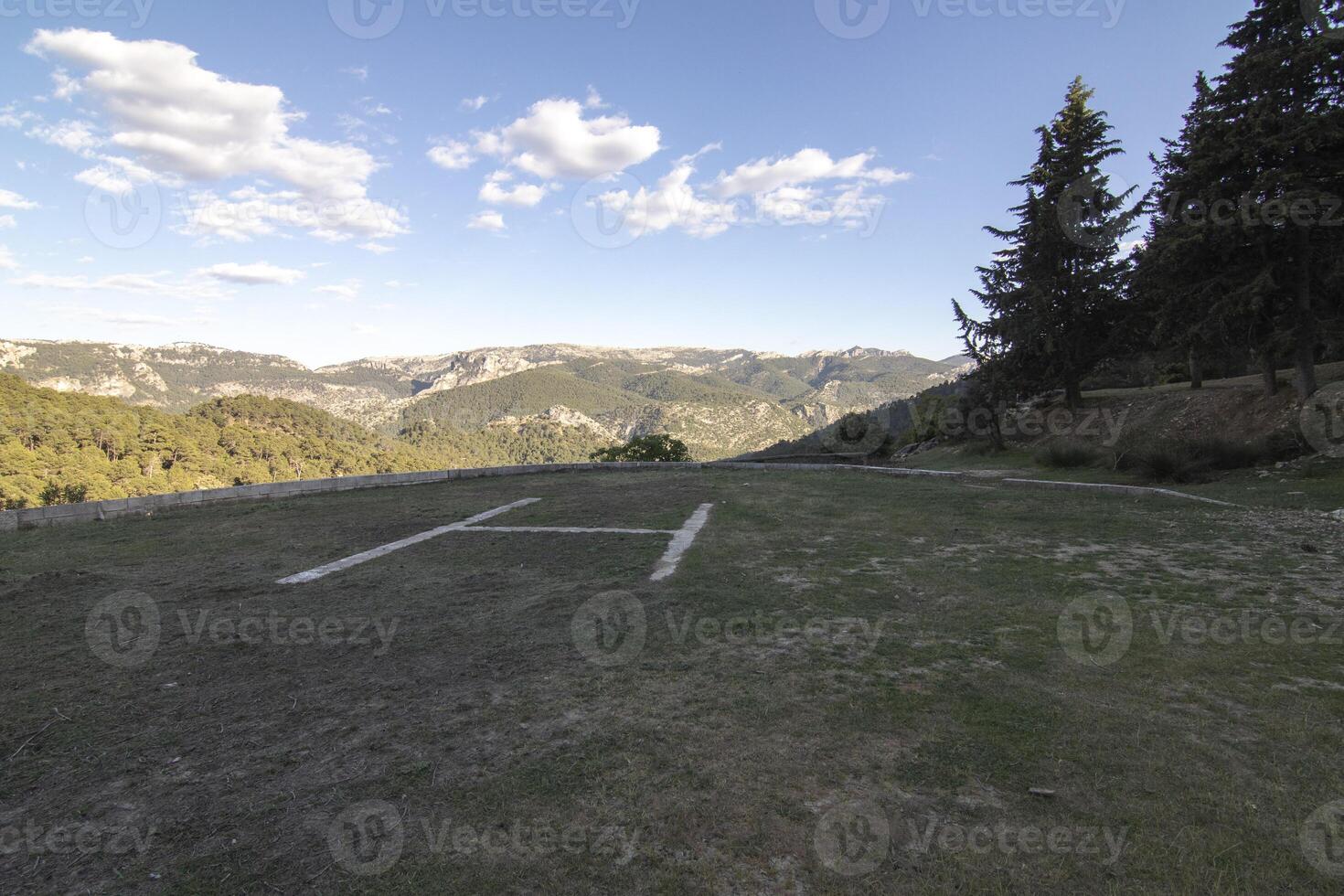 aeroporto per elicotteri nel il bellissimo natura di il sierra de cazorla, jaen, Spagna. Hotel parador nacional foto