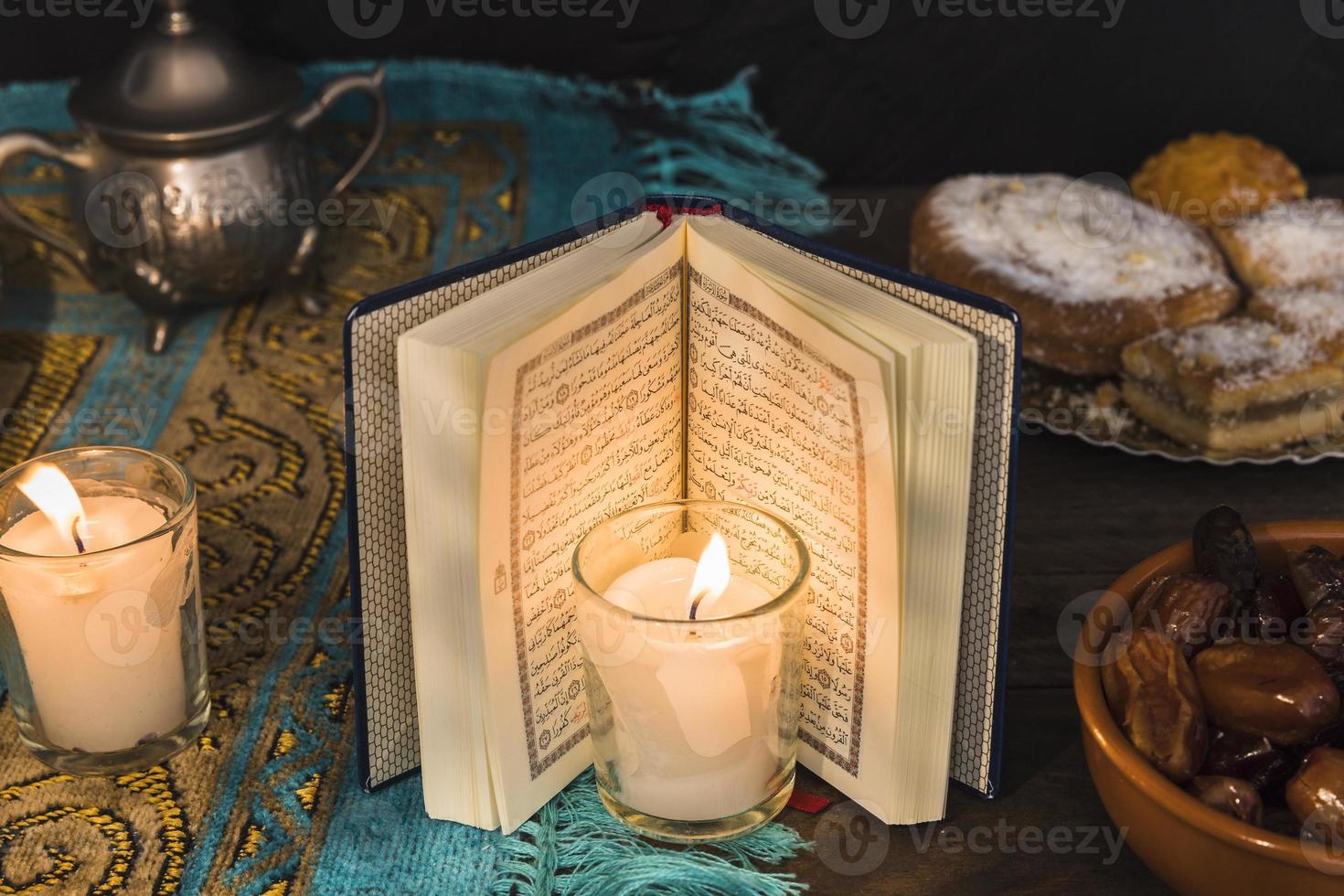 candela libro arabo vicino ai dessert foto