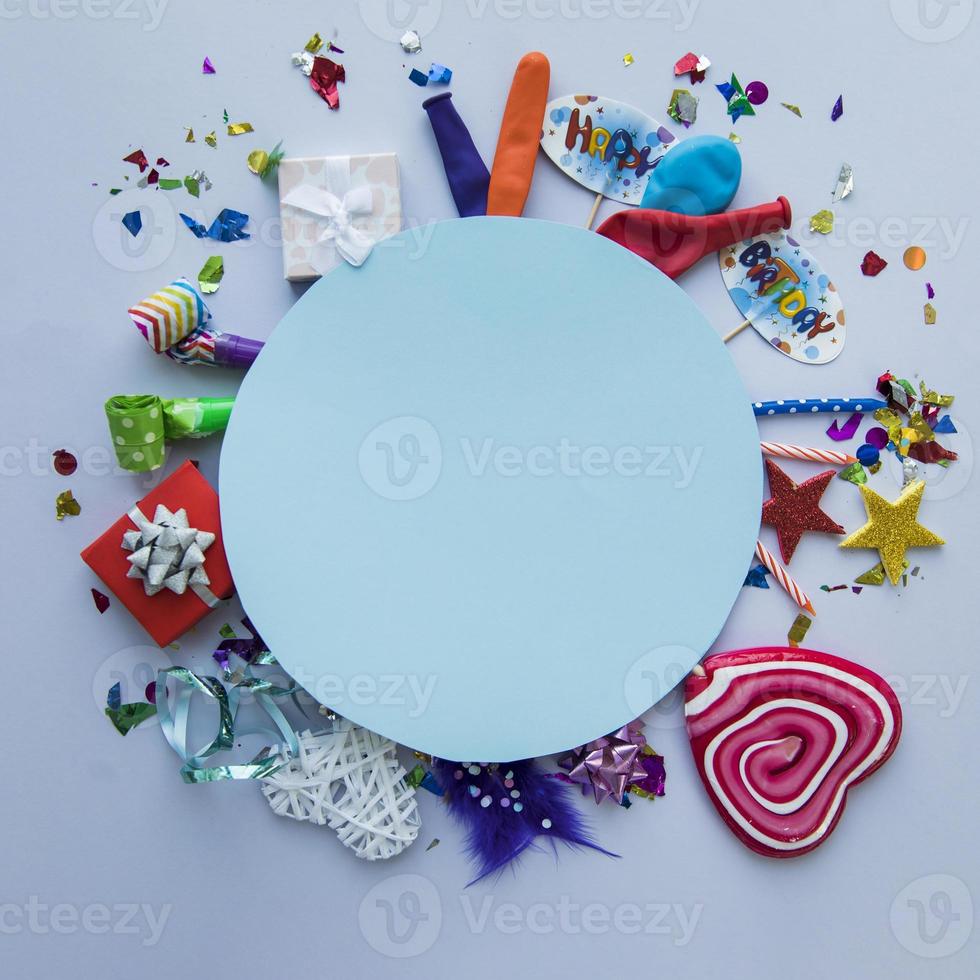 sfondo di oggetti per feste di compleanno con cornice circolare blu vuota foto