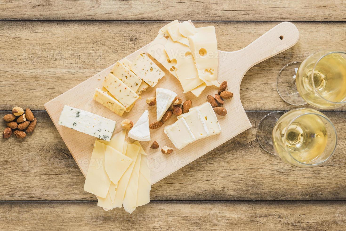 mandorle diversi tipi di formaggio vino scrivania in legno foto