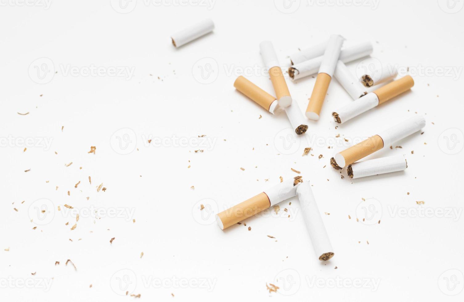 vista dall'alto tabacco da sigaretta rotto su sfondo bianco foto