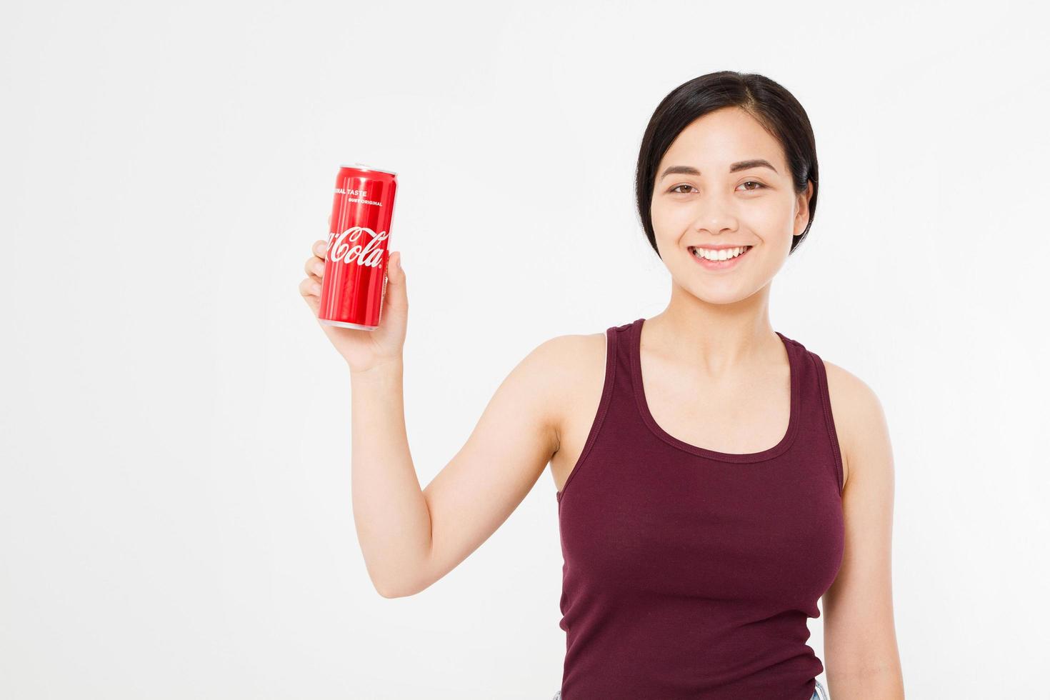 kiev, ucraina - 28.06.2018 felice asiatica, donna coreana, ragazza con barattolo di coca cola. acqua dolce. editoriale illustrativo. copia spazio foto