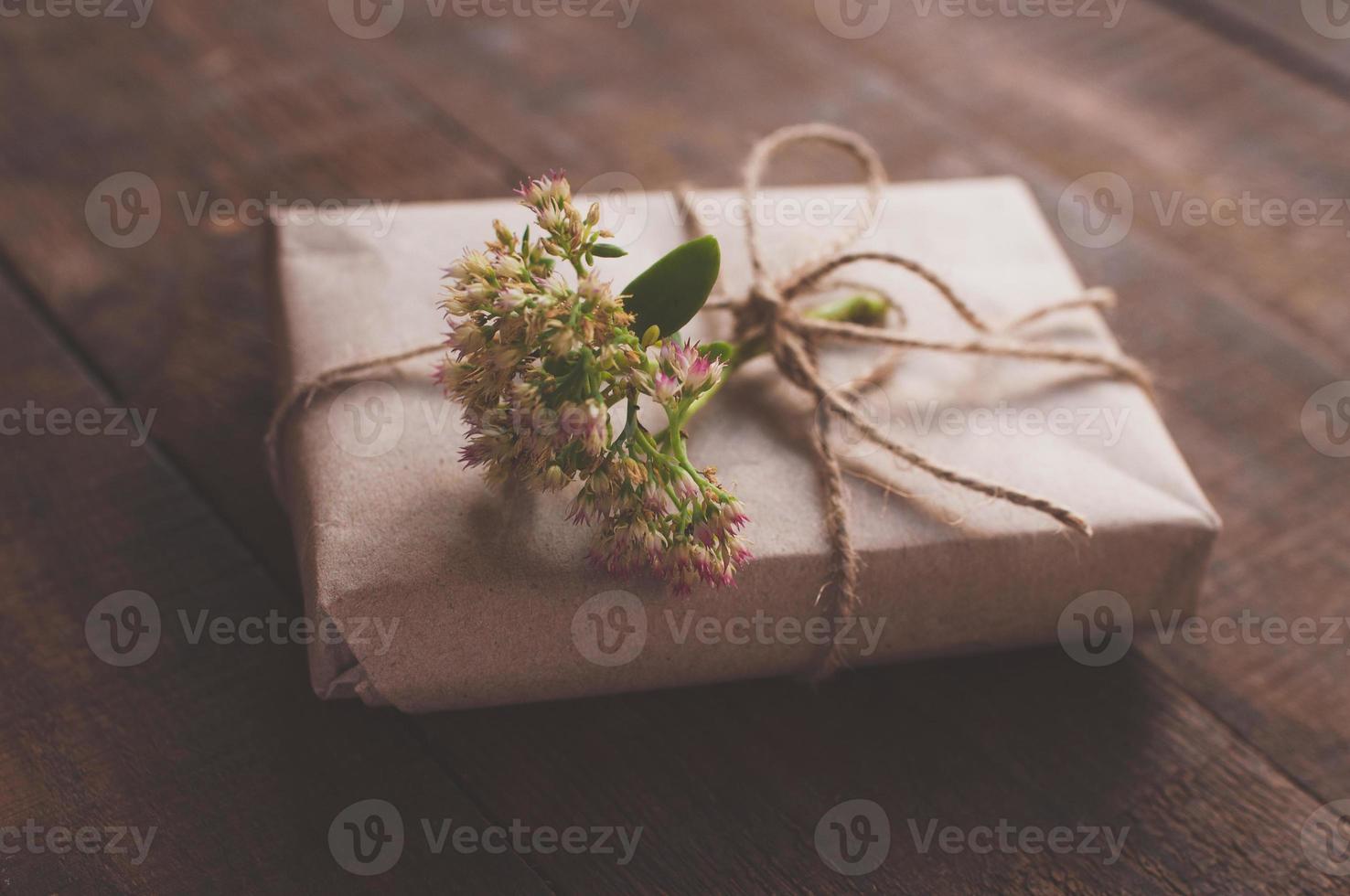 regalo avvolto in carta kraft da imballaggio foto