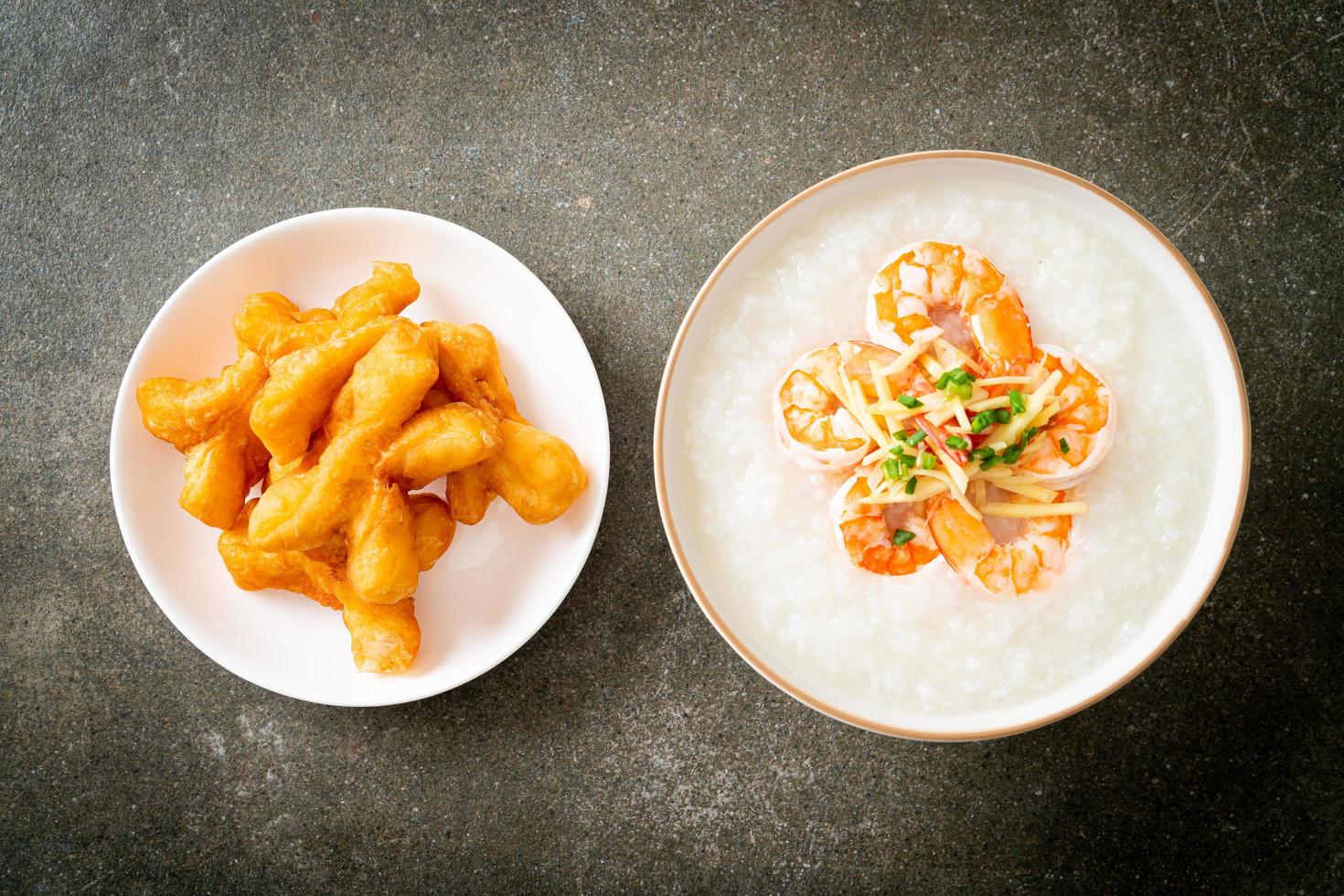 congee con gamberi e zenzero fresco foto