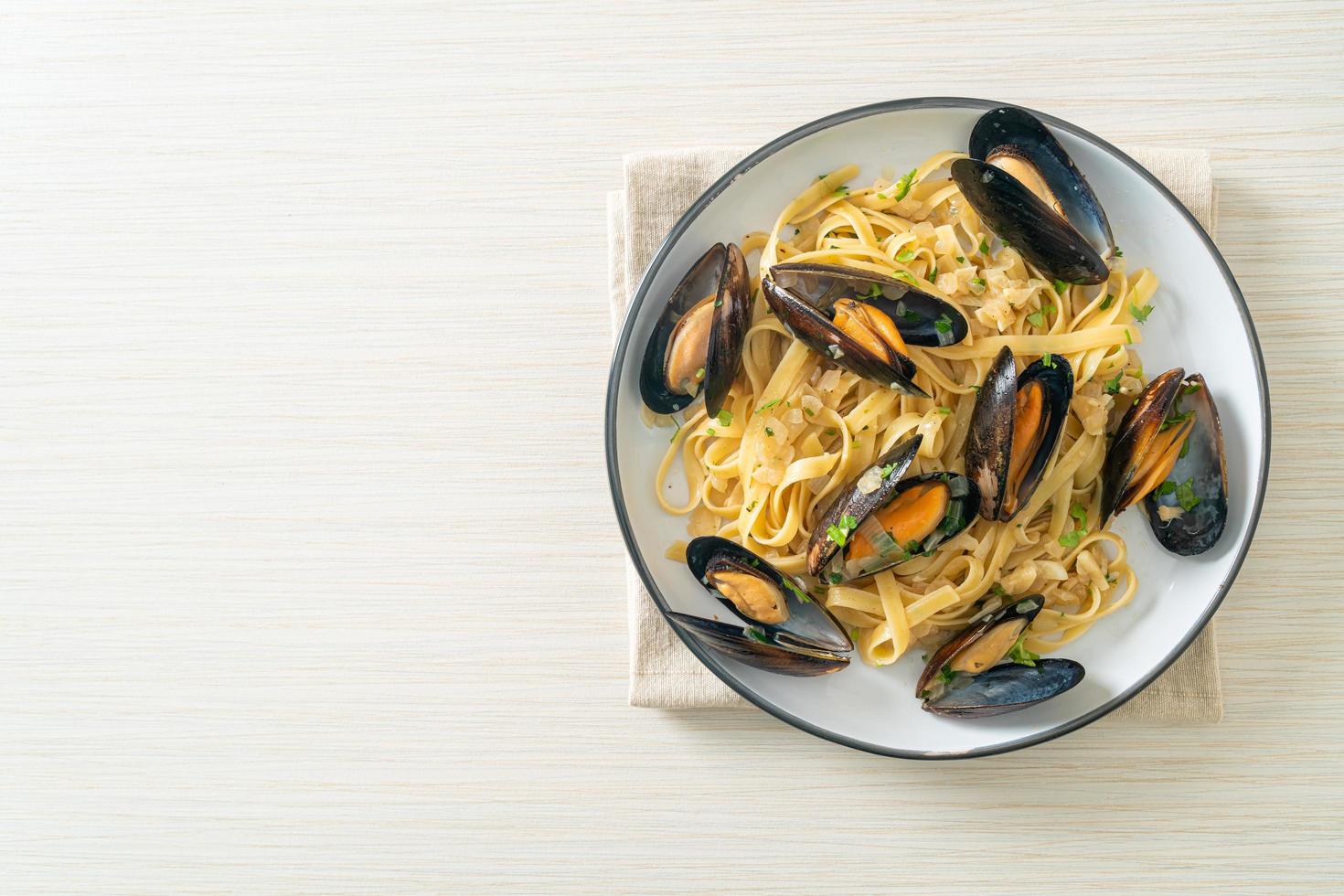 linguine spaghetti vongole sugo al vino bianco foto