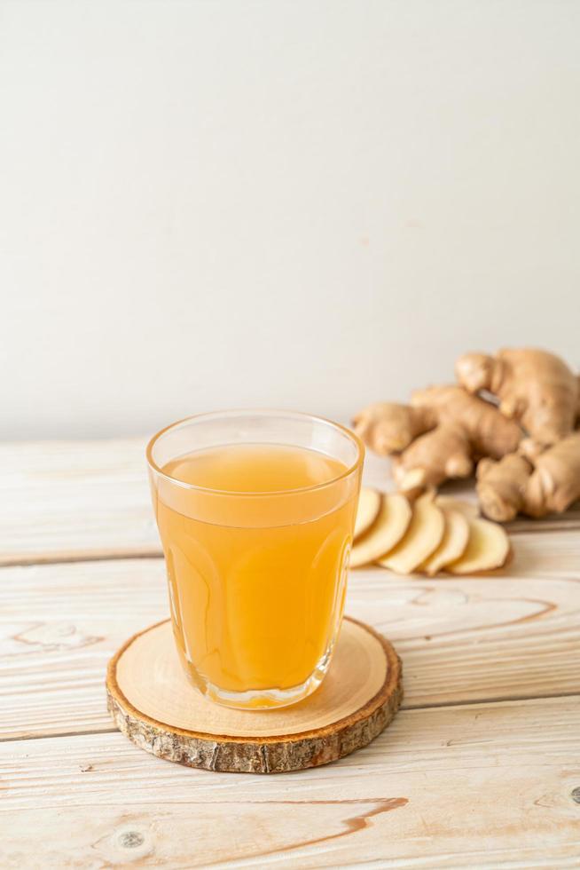 bicchiere di succo di zenzero fresco e caldo foto