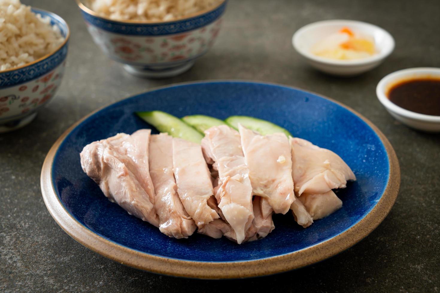 riso al pollo hainanese o riso al vapore con zuppa di pollo foto