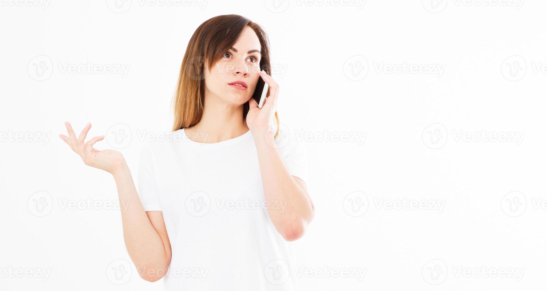 felice donna asiatica parlando al telefono cellulare isolato su sfondo bianco. foto