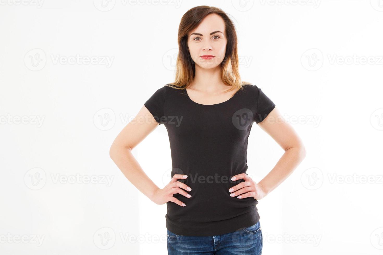 giovane ragazza caucasica, donna in t-shirt elegante nera su sfondo bianco. mock up per il design. copia spazio. modello. vuoto foto
