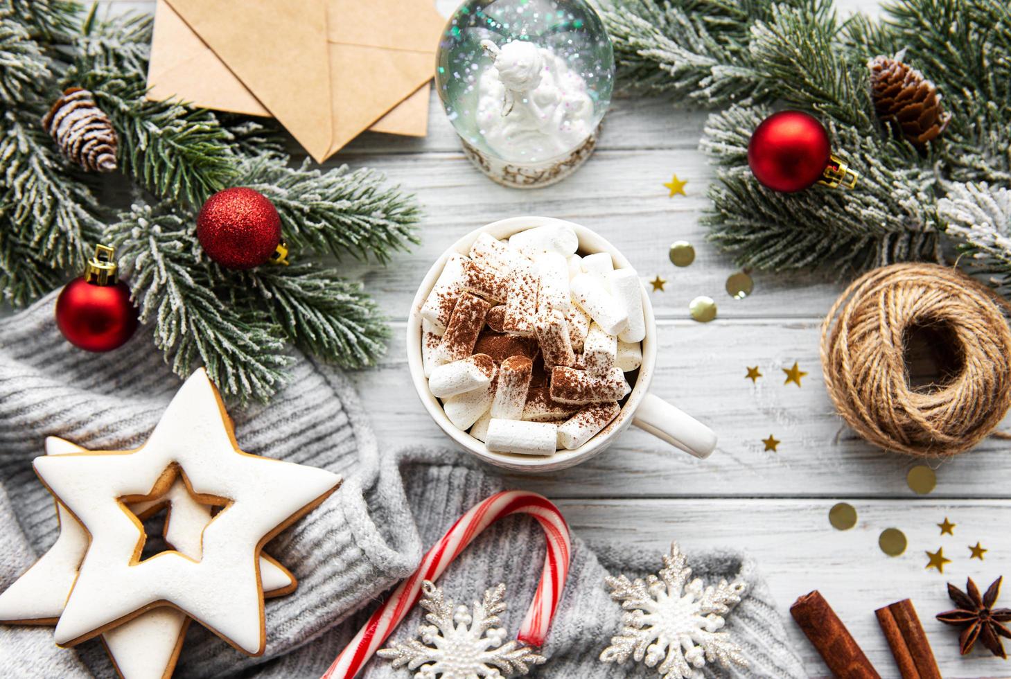 cioccolata calda e decorazioni natalizie foto