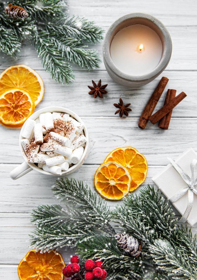 composizione natalizia con cioccolata calda e decorazioni foto