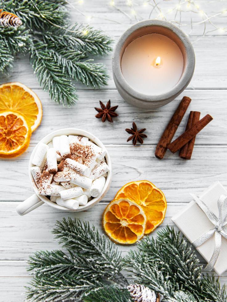 composizione natalizia con cioccolata calda e decorazioni foto