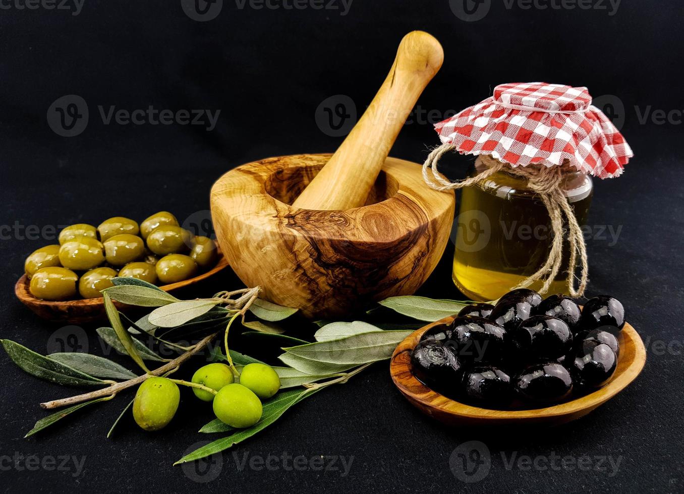 olio d'oliva spremuto a freddo con ramo e frutti foto