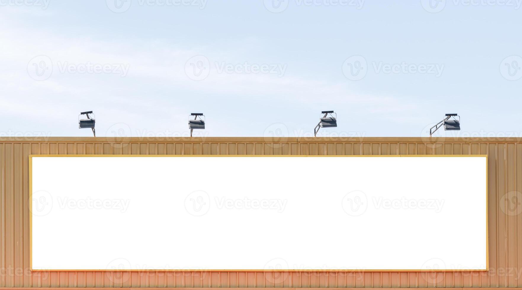 finto su bianca sfondo orizzontale tabellone su giallo edificio con riflettore. ritaglio sentiero per modello foto
