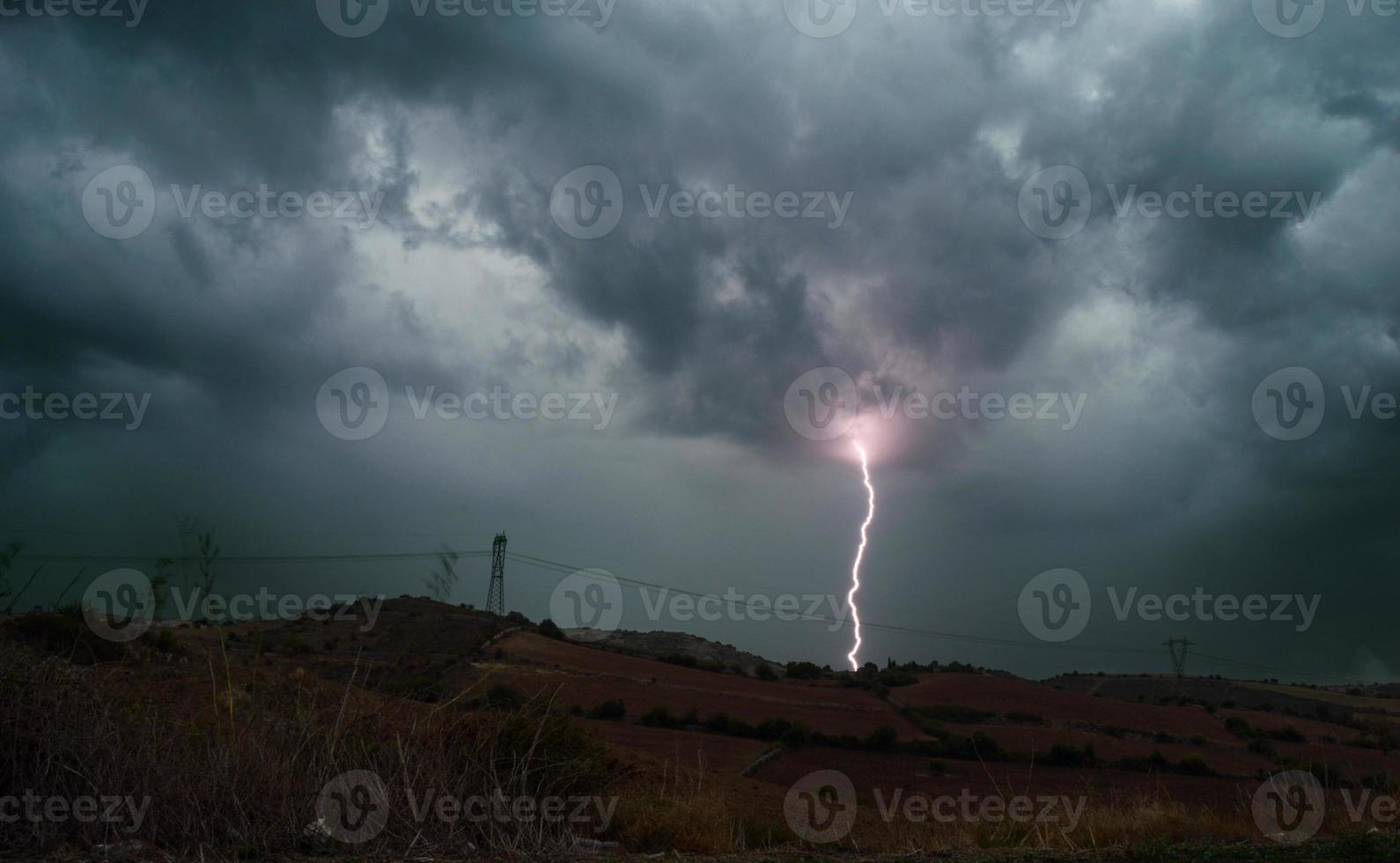 un temporale durante il giorno con molti fulmini. foto