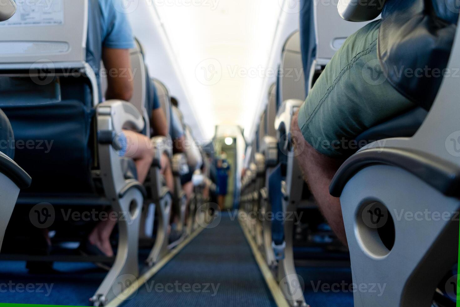 aereo sfondo selettivo messa a fuoco. sfocatura. il passaggio fra il posti a sedere dentro il aereo cabina. viaggiatori siamo pronto per volare. foto