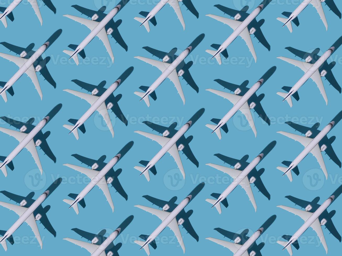 aereo sfondo. voli, viaggio e aviazione. modello di bianca aerei su un' blu sfondo. il passeggeri aereo è volare. aria trasporto concetto foto