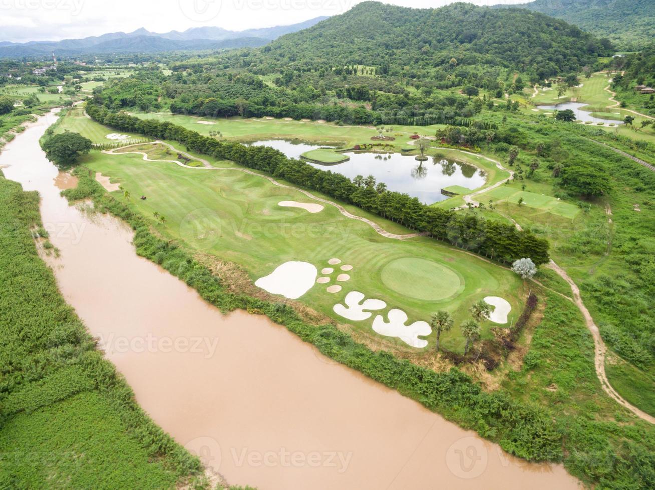 veduta aerea del bellissimo campo da golf foto