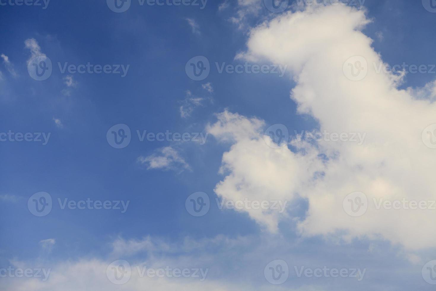 nuvole bianche nel cielo blu foto