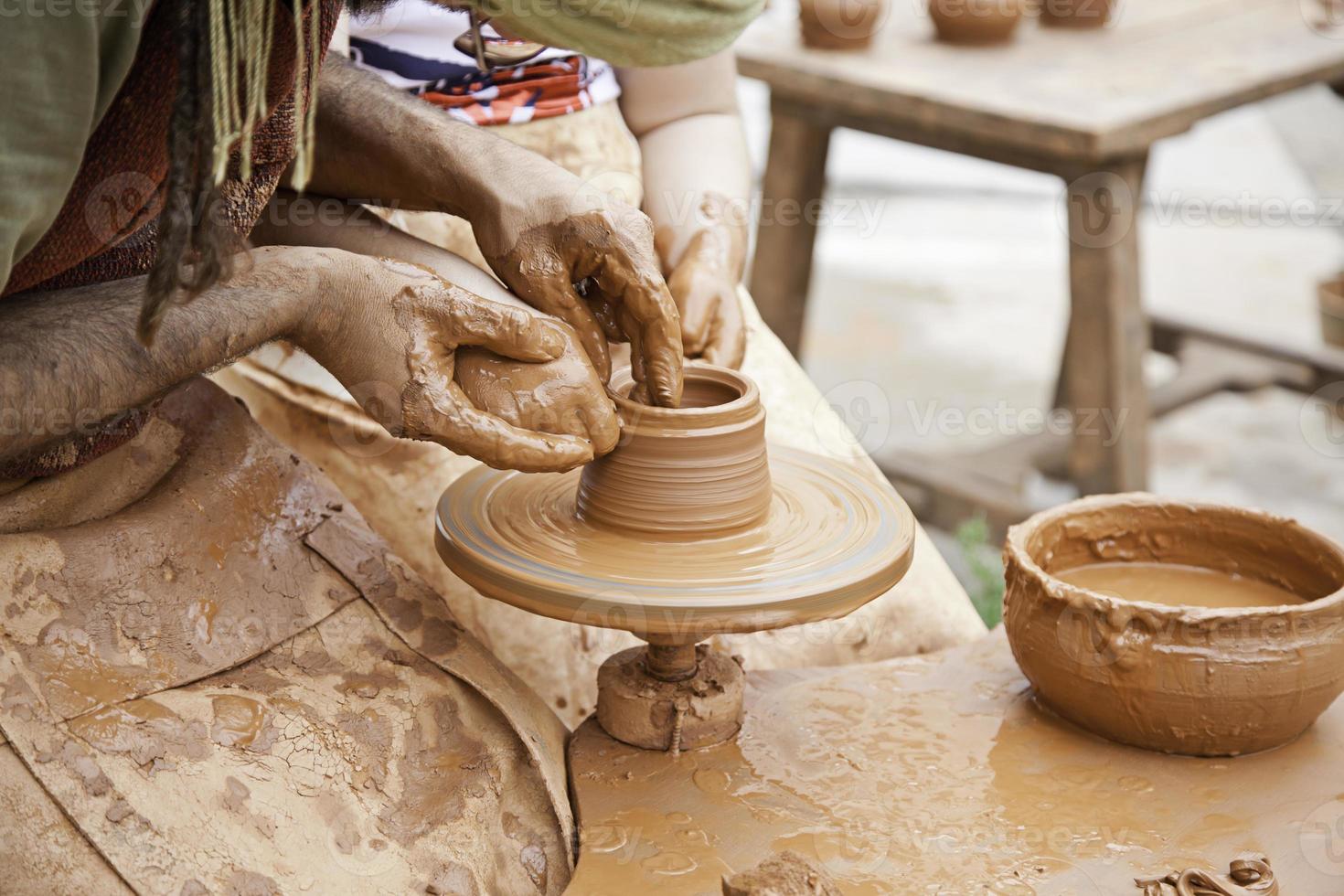 mani di vasaio in ceramica foto