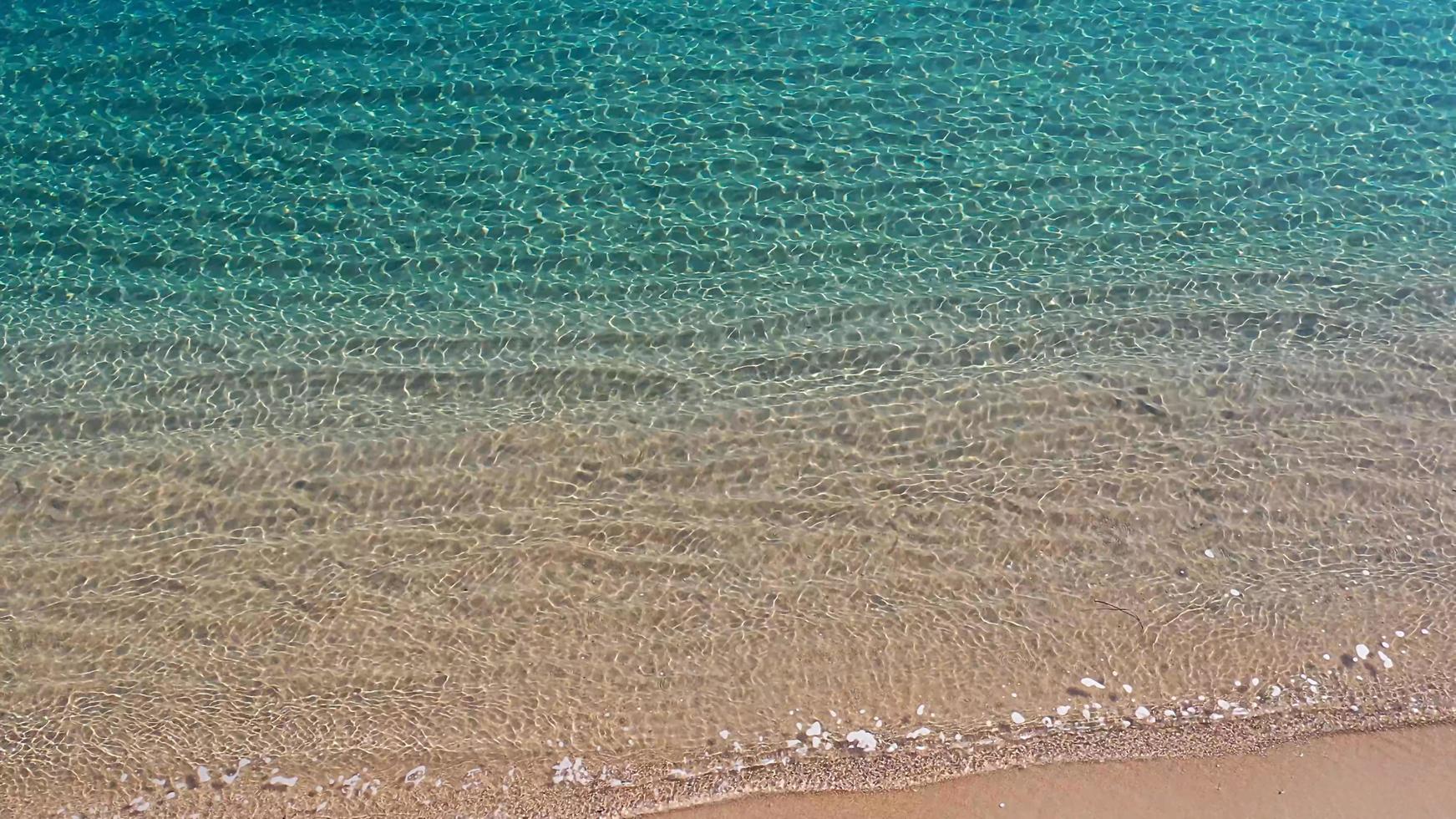 vista aerea della superficie dell'oceano con acqua limpida foto