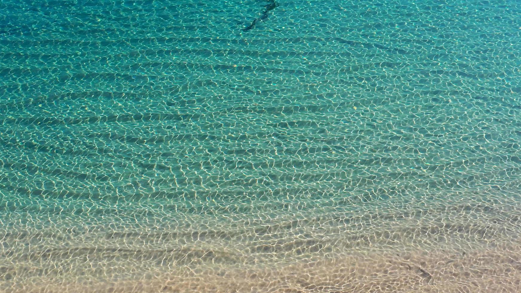 vista aerea della superficie dell'oceano con acqua limpida foto