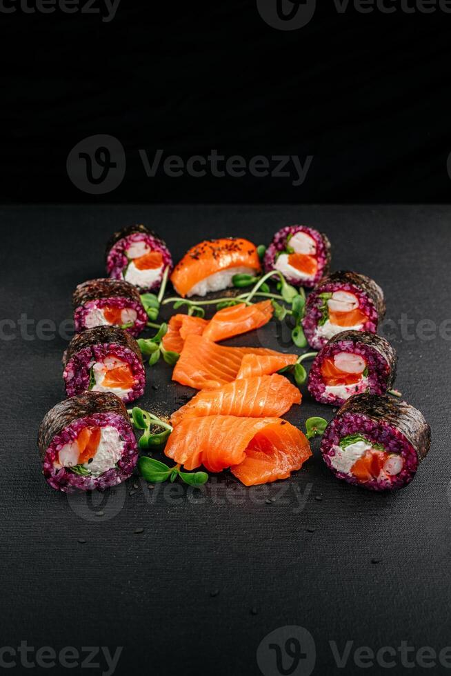 eleganza incontra gusto come Sushi varietà prendere loro posto su un' nero sfondo, invitante intenditori per partecipare nel un' visivo e gustativo festa a ristorante foto