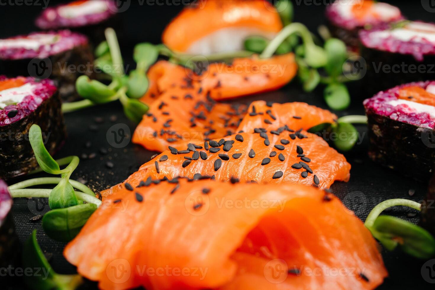 affettato fresco salmone piatto su nero sfondo. salmone sashimi con nero sesamo, con copia spazio. alto qualità foto