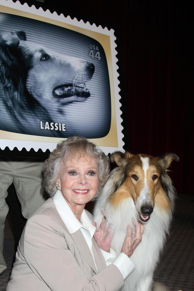 giugno lockhart lassie a il usps francobollo svelare di francobolli onorare presto televisione memeoris a il tv accademia nel no hollywood, circa su agosto 11, 2009 2009 foto