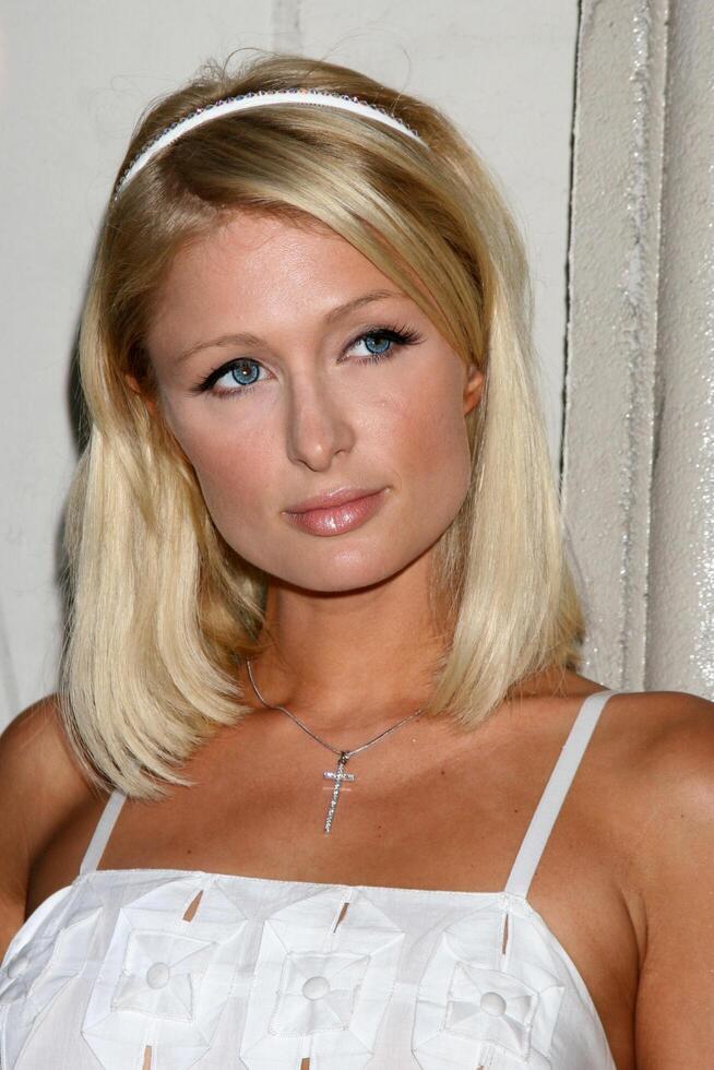 Parigi hilton in arrivo a il fotografi galleria il bene vita mostra curato di Parigi e nicky hilton nel los angeles, circa su giugno 27, 2008 foto