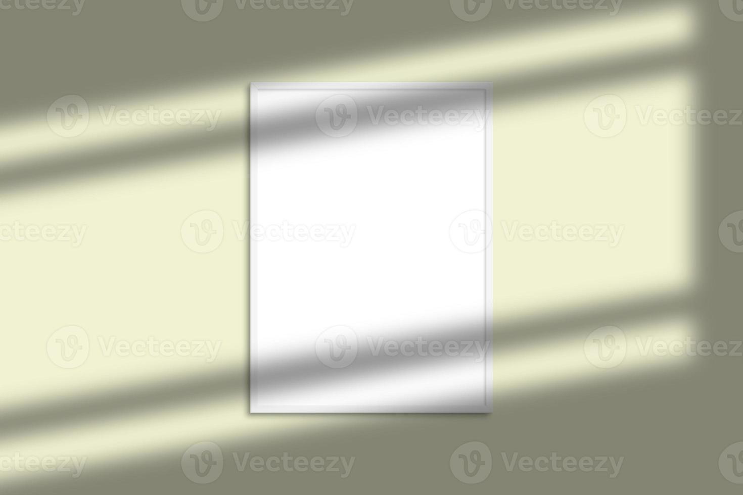 mockup di cornice per foto verticale bianca con sovrapposizione di ombre e sfondo di colore pastello