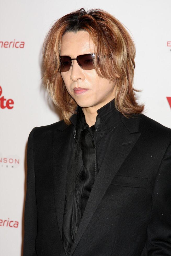 los angeles - nov 11 yoshiki arriva a il roccia il kabash gala 2010 a dorothy Chandler padiglione su novembre 11, 2010 nel los angeles, circa foto