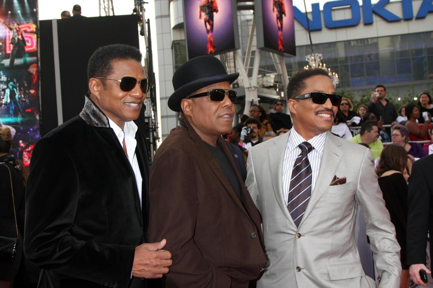 tito, Jackie, marlon jackson in arrivo a il Questo è esso prima nokia Teatro a la vivere los angeles, circa ottobre 27, 2009 foto