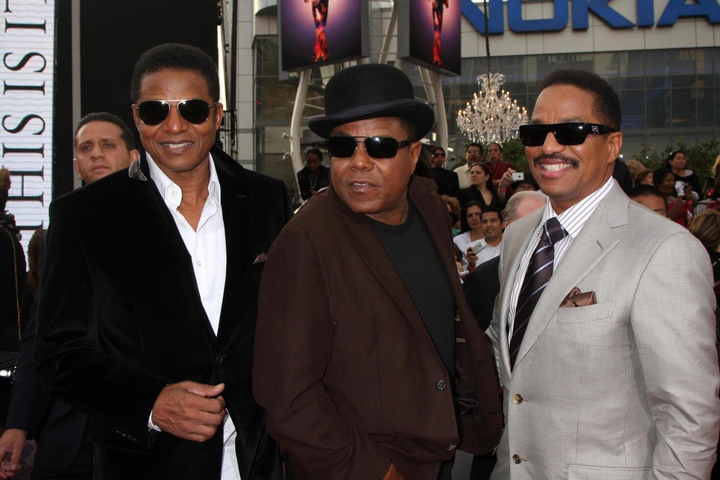 tito, Jackie, marlon jackson in arrivo a il Questo è esso prima nokia Teatro a la vivere los angeles, circa ottobre 27, 2009 foto