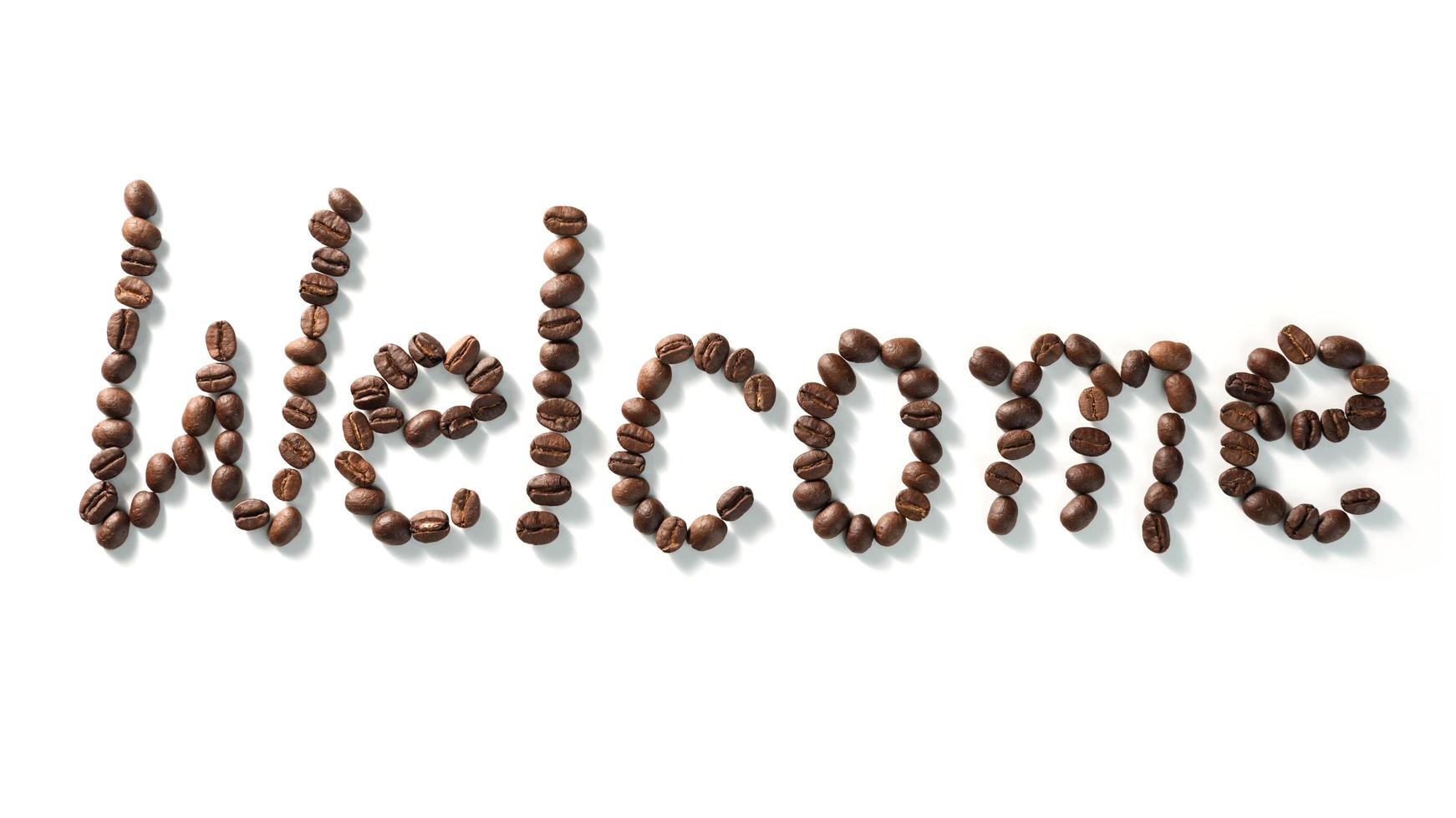 testo fatto di chicchi di caffè, isolato su bianco. testo la parola benvenuto fatta di chicchi di caffè. font foto