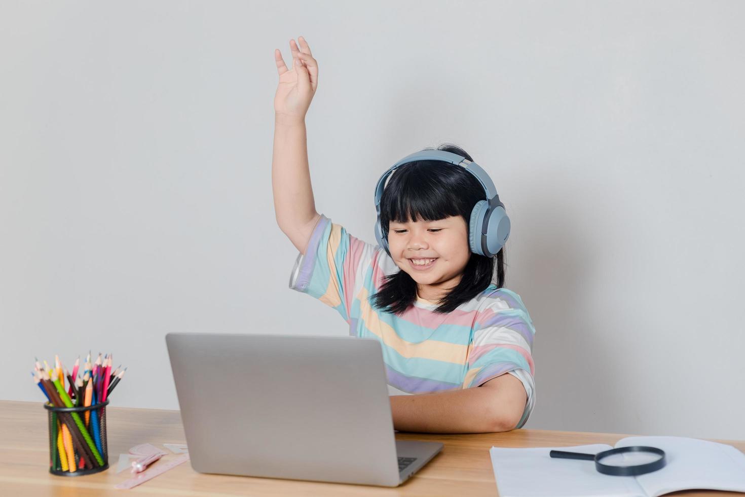 ragazze che studiano online a casa foto