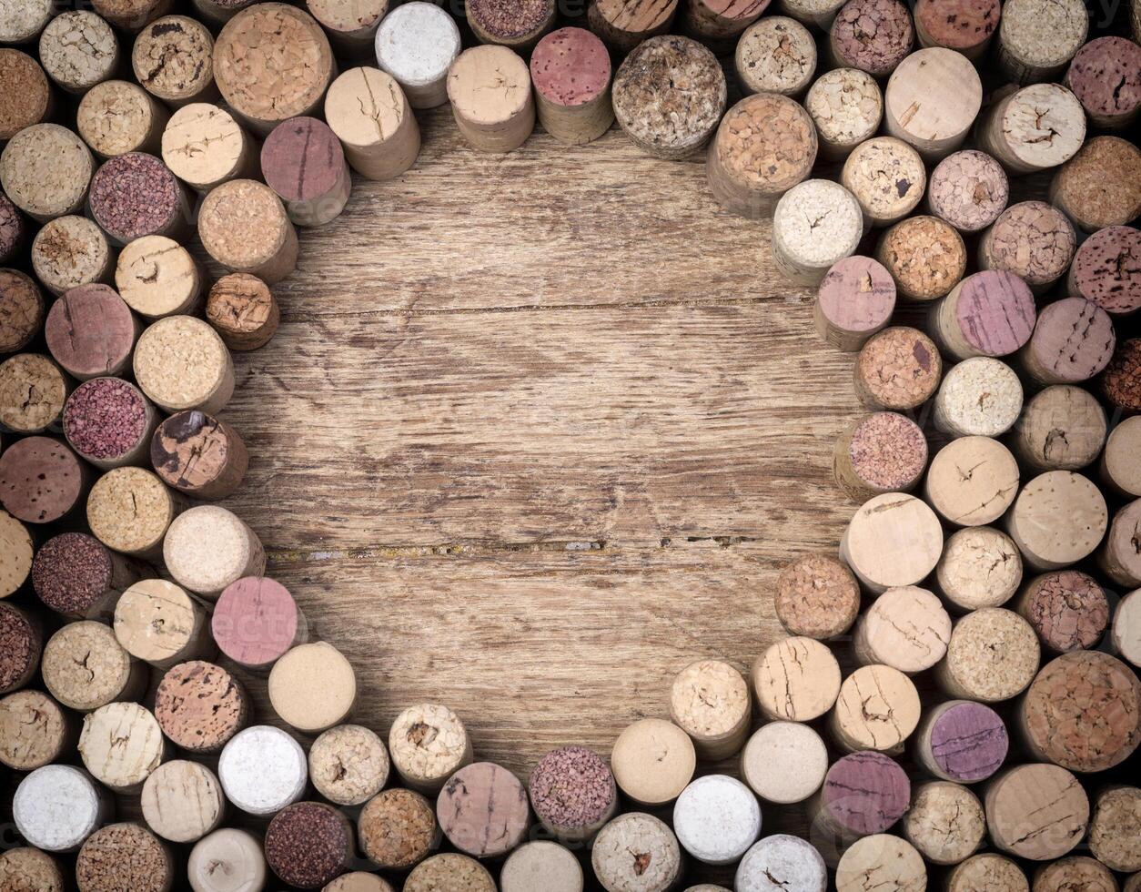 vino tappi su di legno foto