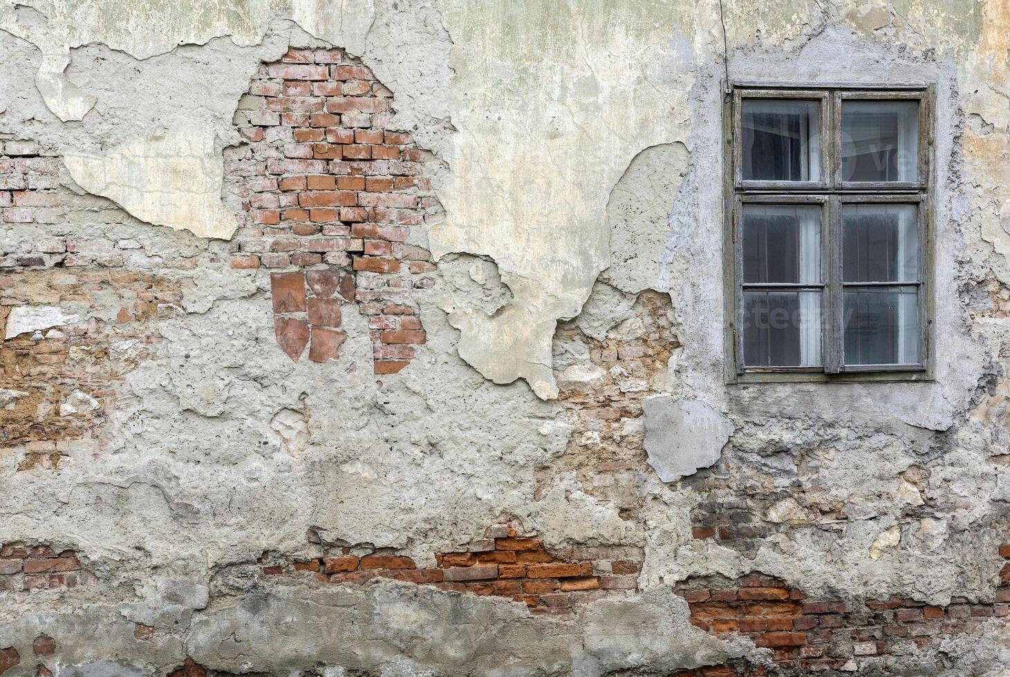 vecchio Cracked parete con un' finestra foto